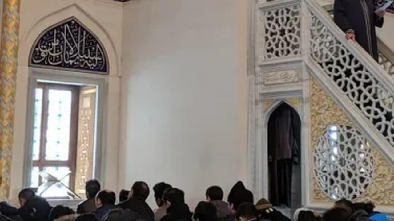 5. Pengunjung Tokyo Camii tidak hanya muslim. Pemeluk keyakinan lain pun diizinkan masuk ke sini, asalkan menutup aurat dengan kerudung atau sarung.
