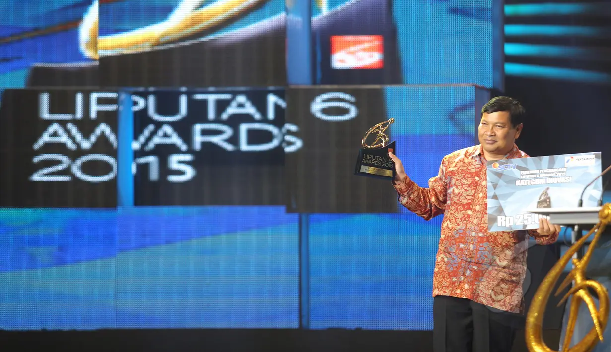 I Gede Wenten mendapatkan penghargaan Liputan6 Award 2015 untuk kategori Inovasi dengan karya membran, di Studio Emtek, Jakarta, Rabu (20/5). (Liputan6.com/Faizal Fanani)