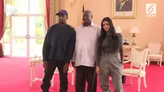 Kanye West dan Kim Kardashian berkunjung ke Afrika Timur dan bertemu presiden Uganda.