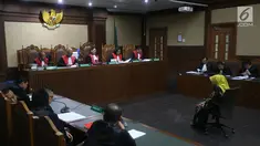 Terdakwa kasus suap PLTU Riau-1, Eni Maulani Saragih saat mengikuti sidang dakwaan di Pengadilan Tipikor, Jakarta, Kamis (29/11). Mantan Wakil Ketua Komisi VII DPR itu didakwa menerima suap sebesar Rp 4,75 miliar. (Liputan6.com/Herman Zakharia)