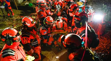 Anggota pemadam kebakaran sukarela berpartisipasi dalam latihan gempa di Guatemala City pada 2 Februari 2023. Kegiatan ini dilakukan jelang peringatan gempa tahun 1976 yang menewaskan 23.000 orang. (AFP/Johan Ordonez)