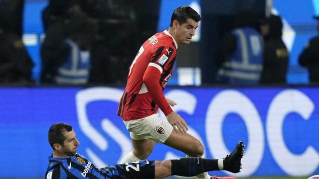Henrikh Mkhitaryan dan Alvaro Morata dalam laga final Piala Super Italia 2024 antara AC Milan dan Inter Milan, Selasa (7/1/2025) dini hari WIB. (c) AP Photo/Altaf Qadri