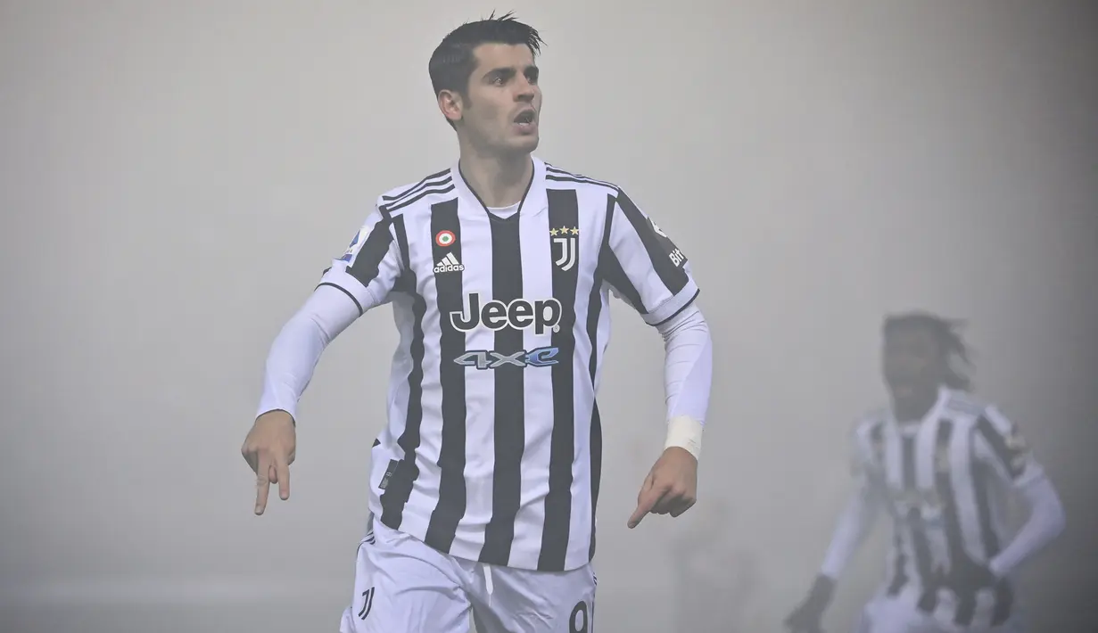 Alvaro Morata. Striker 29 tahun asal Spanyol yang telah 2 musim dipinjamkan Chelsea ke Juventus kini berbanderol 35 juta euro, mengalami penurunan 10 juta euro dari sebelumnya 45 juta euro, meski ia tampil lumayan tajam dengan torehan 7 gol dan 3 assist musim ini. (LaPresse via AP/Massimo Paolone)