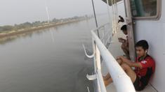 Sejumlah pemain Mitra Kukar berangkat latihan menggunakan kapal feri menyeberangi Sungai Mahakam menuju Stadion Aji Imbut, Tenggarong, Kaltim, Sabtu (3/10/2015). (Bola.com/Vitalis Yogi Trisna)