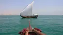 Warga Kuwait saat berada di kapal layar tradisional saat mencari kerang yang mengandung batu mutiara di lepas pantai kota pelabuhan Khairan, Kuwait (2/8). Warga Kuwait Berburu mutiara setiap tahun sekali. (AFP PHOTO/Yasser Al-Zayyat)