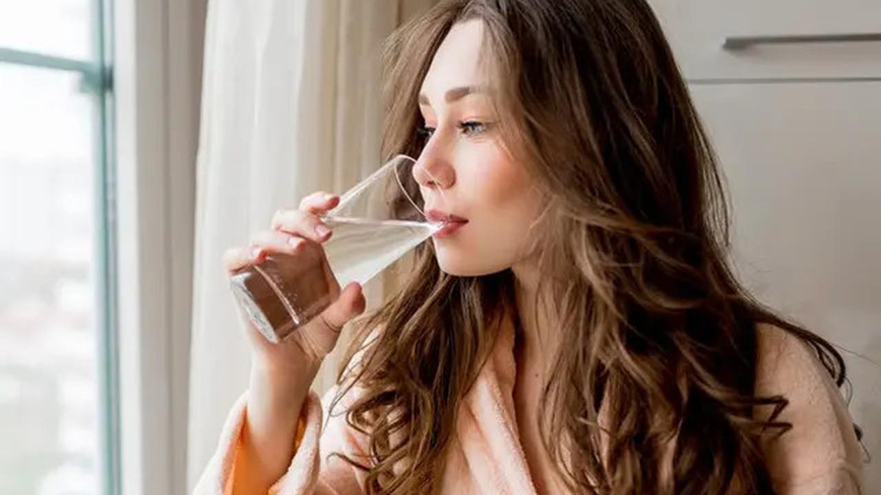 Ingin Buang Air Besar Lebih Mudah di Pagi Hari? Coba Minum Air Putih Sebelum Tidur