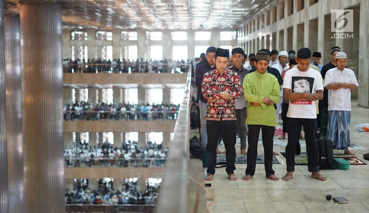 Jemaah melaksanakan salat Idul Adha di Masjid Istiqlal, Jakarta, Minggu (11/8/2019). Pemerintah Indonesia menetapkan Idul Adha 1440 Hijriah atau 10 Dzulhijjah jatuh pada 11 Agustus 2019 yang dirayakan dengan melaksanakan Salat Id dan penyembelihan hewan kurban. (Liputan6.com/Immanuel Antonius)