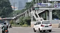 Arus lalu lintas di sekitar JPO Polda Metro Jaya, Jakarta, Selasa (8/5). Pemprov DKI segera merevitalisasi 12 JPO yang berada di Jalan Jenderal Sudirman-MH Thamrin. (Merdeka.com/Iqbal Nugroho)