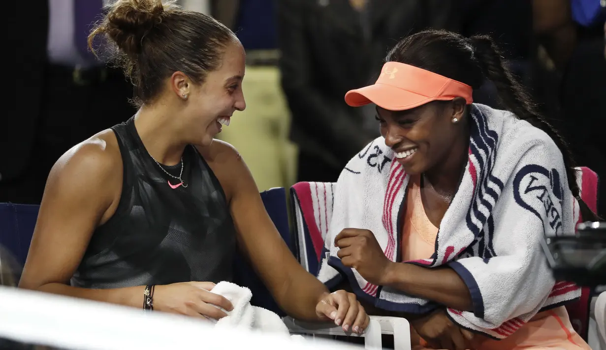 Sloane Stephens dan Madison Keys (kiri) tertawa bersama menanti penyerahan trofi pada AS Terbuka 2017 di Arthur Ashe Stadium, New York, (9/9/2017). Stephens menang atas Madison Keys 6-3, 6-0. (AP/Andres Kudacki)
