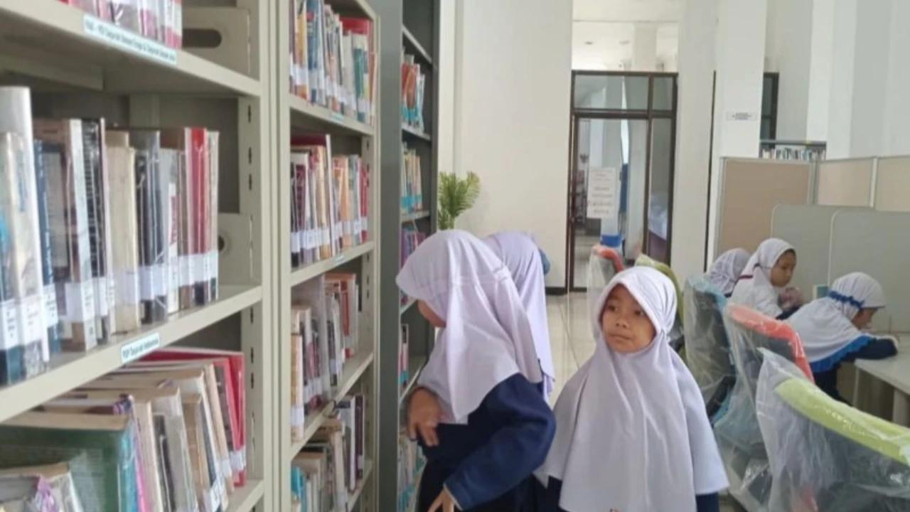 Senyum Anak-Anak di Wilayah Pedalaman Dapat Ribuan Buku