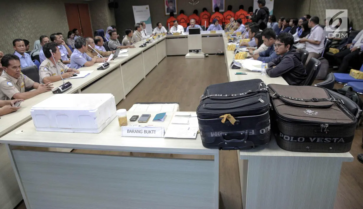 Suasana rilis barang bukti benih lobster di Kementerian Kelautan dan Perikanan, Jakarta, Senin (9/10). KKP bersama Kepolisian RI menggagalkan pemasukan dan pengeluaran ilegal ikan dan bahan destructive fishing (bom ikan). (Liputan6.com/Faizal Fanani)