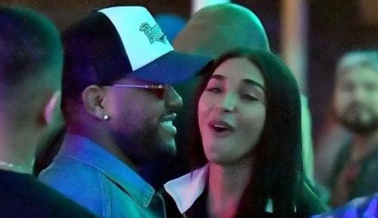 Terlihat The Weeknd ngobrol dengan akrab dan berncanda bareng Chantel. (TMZ)