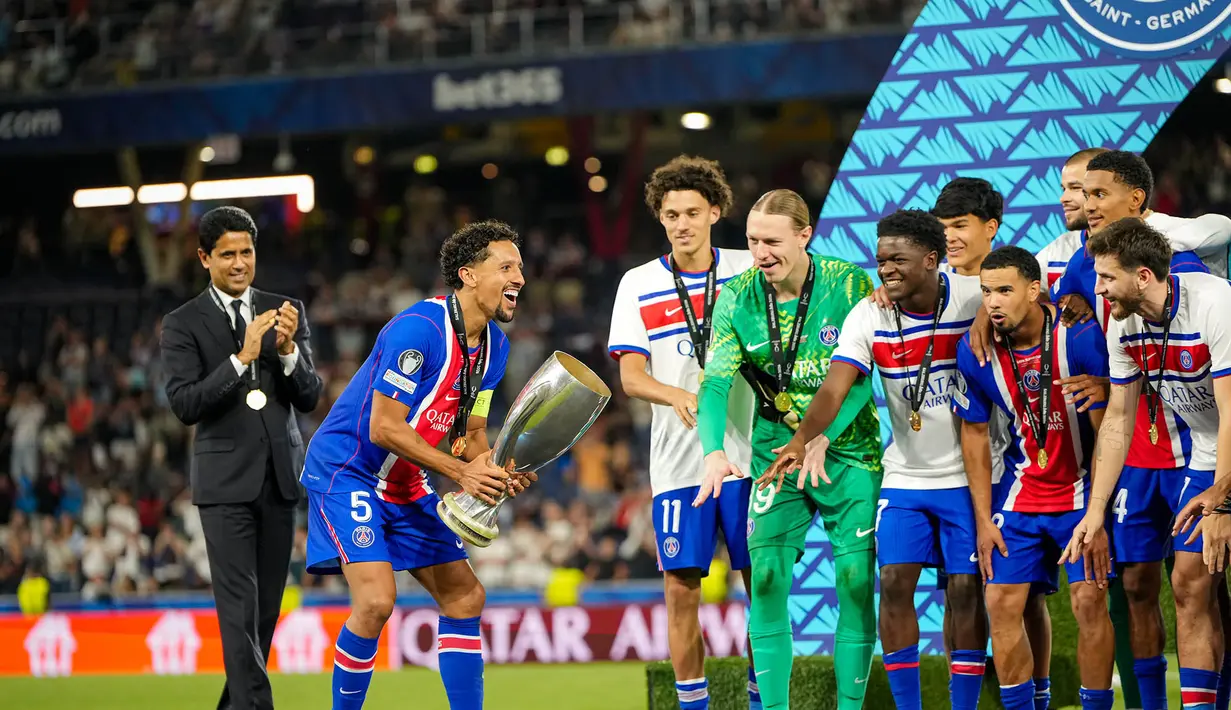 Marquinhos dari PSG mengangkat trofi saat perayaan usai pertandingan sepak bola Piala Super UEFA antara Paris Saint-Germain dan Aston Villa di Salzburg, Austria, Rabu, 12 Agustus 2026. (Foto AP/Darko Bandic)