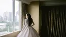 Beby Tsabina menjatuhkan pilihannya pada gaun pengantin rancangan desainer Monica Ivena. [Foto: Instagram/bebytsabina]