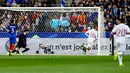 Kiper Prancis, Hugo Lloris gagal menghalau bola tendangan gelandang Spanyol, Gerard Deulofeu pada laga persahabatan di Paris, (29/3). Spanyol menang atas Prancis dengan skor 2-0. (AP Photo/Francois Mori)