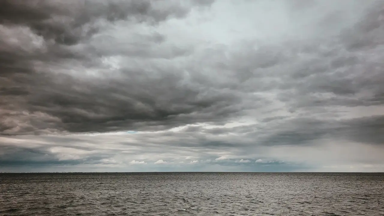 Ilustrasi langit, awan mendung
