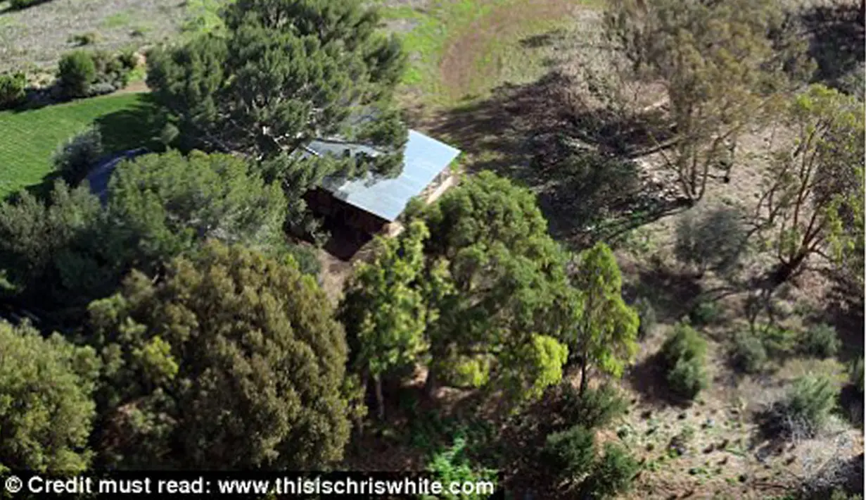 Rumor itu beredar ketika unggahan Miley di Instagram beberapa waktu  lalu. Hingga keduanya digossipkan telah melangsungkan pernikahan secara diam-diam. (doc. Daily Mail)