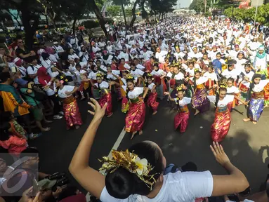 Peserta mengikuti flashmob 1745 penari yang membawakan tarian tradisional di kawasan Senayan, Jakarta, Minggu (21/8). Kegiatan bertajuk "Aku Indonesia-Bagimu Negeri Kami Menari" itu merupakan bagian dari perayaan HUT RI ke 71. (Liputan6.com/Fery Pradolo)