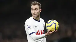 Christian Eriksen - Kabar terbaru menyebutkan bahwa mantan pemain Tottenham ini sudah siap bermain setelah mengalami masalah jantung di Euro 2020. Klub Liga Inggris seperti Leicester City, Newcastle dan Brentford tertarik menggunakan jasa pemain berusia 29 tersebut. (AFP/Adrian Dennis)