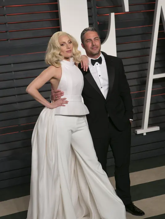 Pasca putus, nampaknya Lady Gaga tak mau berlama-lama menyandang status single. Kabarnya, pelantun lagu 'Poker Face' ini tengah dekat dengan seorang aktor yang berumur 61 tahun. (AFP/Bintang.com)