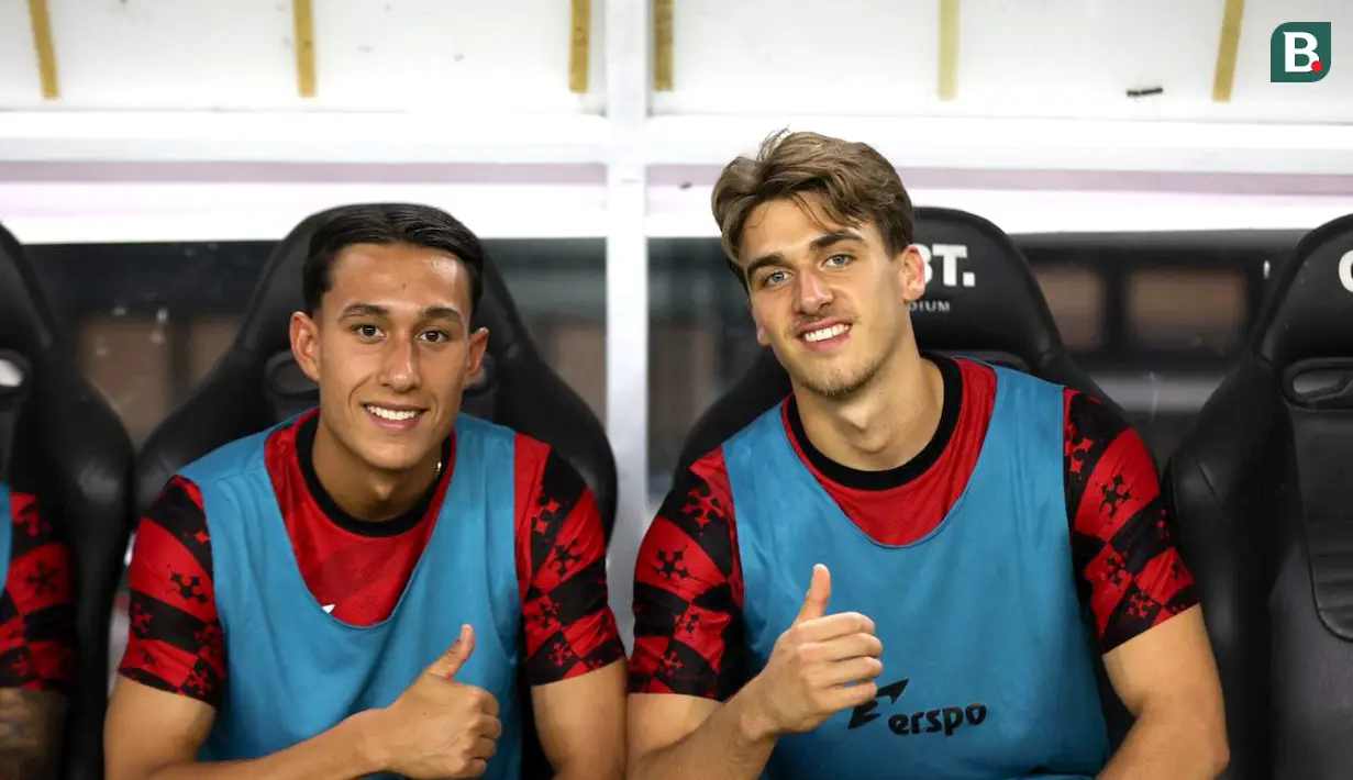 Dua pemain naturalisasi baru Timnas Indonesia, Miliano Jonathans (kiri) dan Mauro Zijlstra (kanan) duduk di bangku cadangan saat laga FIFA Matchday melawan Chinese Taipei di Stadion Gelora Bung Tomo (GBT), Surabaya, Jumat (05/09/2025). (Bola.com/Abdul Aziz)