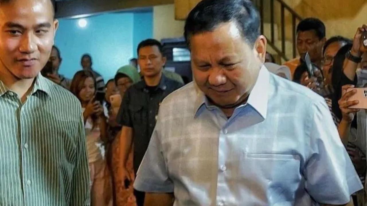 Saat ditanya, apakah cawapres pendamping Prabowo Subianto ditentukan usai Mahkamah Konstitusi (MK) memutuskan hasil gugatan batas usia capres-cawapres, Airlangga pun tak menampik.
