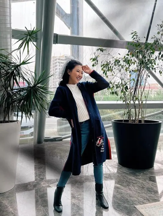 Effortlessly stylish, padukan long cardigan dengan ribbed top dan skinny jeans. Biar makin chic, kenakan ankle boots warna hitam. (Instagram/sarwendah).