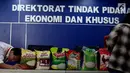 Petugas menata beras yang ditampilkan saat jumpa pers di Gedung Bareskrim, Jakarta, Jumat (25/8). Bareskrim menjelaskan temuan baru soal tindak pidana penipuan terkait kualitas beras yang tidak sesuai kemasan. (Liputan6.com/Johan Tallo)