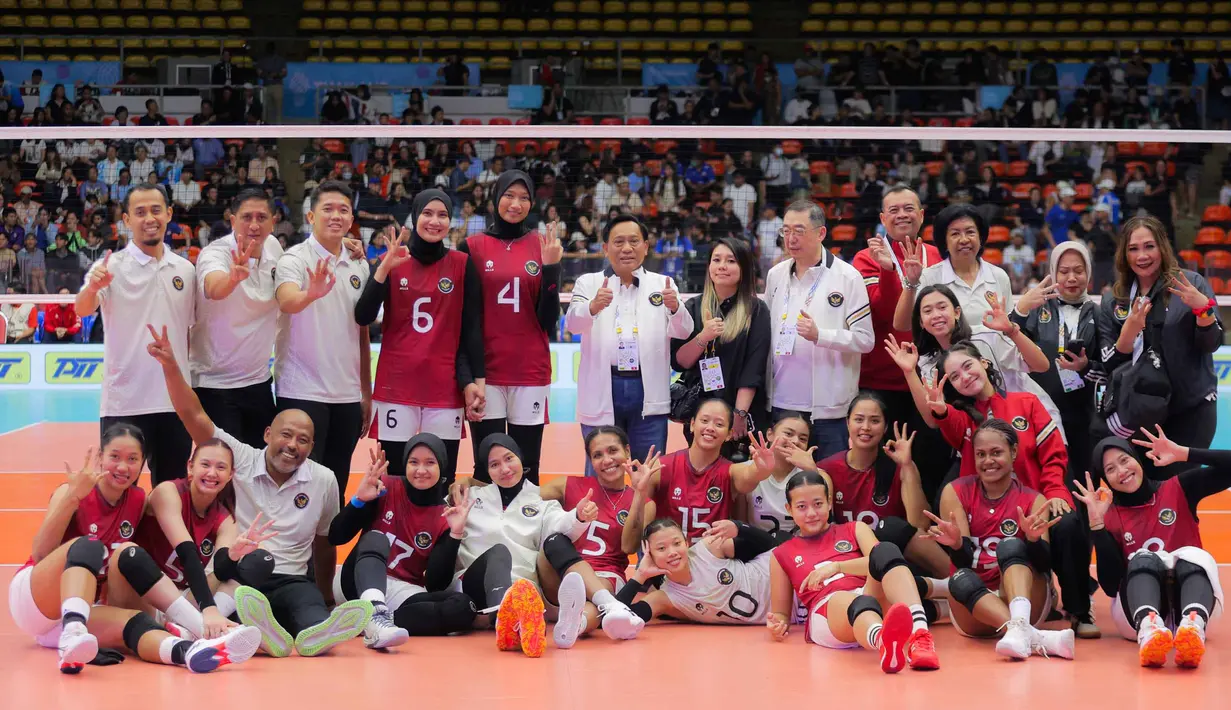 Hasil ini mengulang pencapaian pada SEA Games 2023, di mana tim voli putri Indonesia juga sukses membawa pulang medali perunggu. Tampak dalam foto, Ketua Umum Pengurus Pusat Persatuan Bola Voli Seluruh Indonesia (PP PBVSI), Imam Sudjarwo (tengah) bersama tim voli putri usai pertandingan final SEA Games 2025 melawan Filipina di Indoor Stadium Huamark, Bangkok, Thailand, Senin (15/12/2025). (Bola.com/Bagaskara Lazuardi)