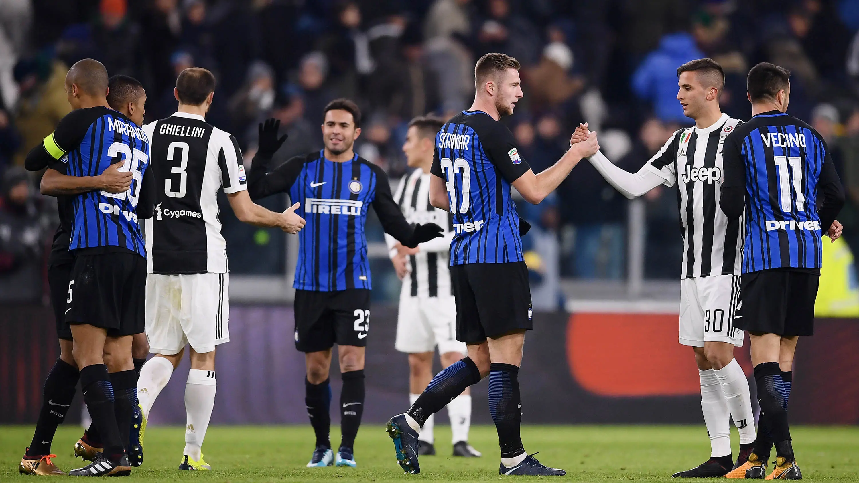 Pemain Juventus dan Inter Milan berjabat tangan usai pertandingan pada laga Serie A di Stadion Allianz, Turin, Minggu (10/12/2017) (AP/Marco Bertorello)