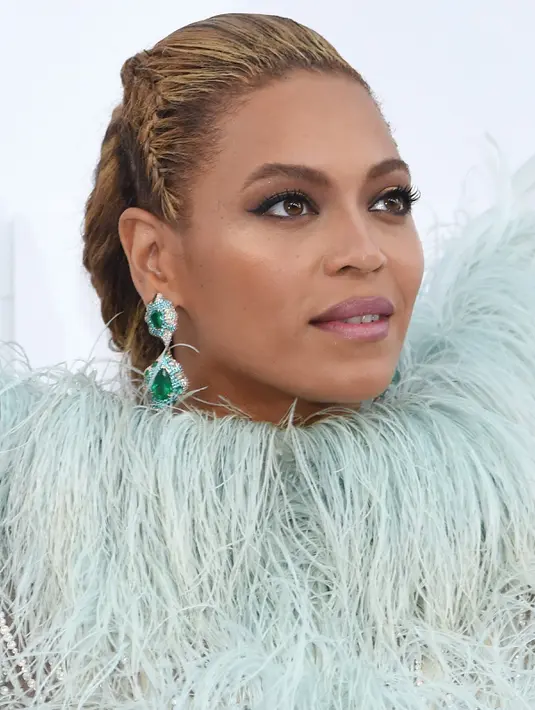 Penyanyi Beyonce ketika menghadiri ajang MTV Video Music Awards (VMA) 2016 di New York, Minggu (28/8). Malam itu, Beyonce mengenakan perhiasan Lorraine Schwartz senilai Rp 24 miliar sebagai anting. (Larry Busacca/GETTY IMAGES NORTH AMERICA / AFP)