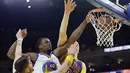 Pebasket Golden State Warriors Harrison Barnes (40) menerobos pertahanan Cleveland Cavaliers. (AP /Ben Margot)