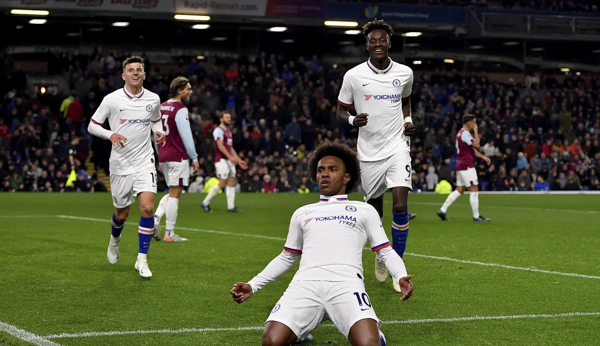 Pemain Chelsea Willian melakukan selebrasi usai mencetak gol ke gawang Burnley pada laga Liga Inggris di Turf Moor, Burnley, Inggris, Sabtu (26/10/2019). Chelsea menang 4-2 dengan Pulisic  mencetak hattrick. (Anthony Devlin/PA via AP)