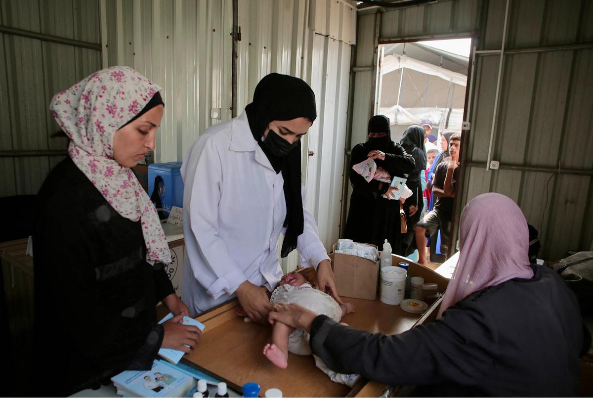 FOTO: Di Tengah Aturan Baru Israel, Warga Gaza Antre Perawatan di Posko Medis LSM Lokal