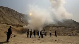 Suasana saat pemusnahan petasan ilegal dengan cara diledakan di Lima, Peru, Jumat (23/12). Sebanyak satu ton petasan dimusnahkan dengan diledakkan oleh pihak kepolisian Peru. (Reuters/Mariana Bazo)
