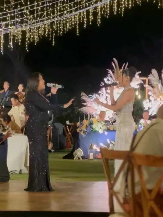 Penampilan khusus para penyanyi diacara pernikahan Gritte dan  Arif, diantaranya, ada Gisel, Brisia  Jodie, Fabio Asher, Novia Bachmid. Penampilan Monica Nike Adiba dan Novia Bachmid duet memeriahkan acara. [Instagram/noviabachmid]
