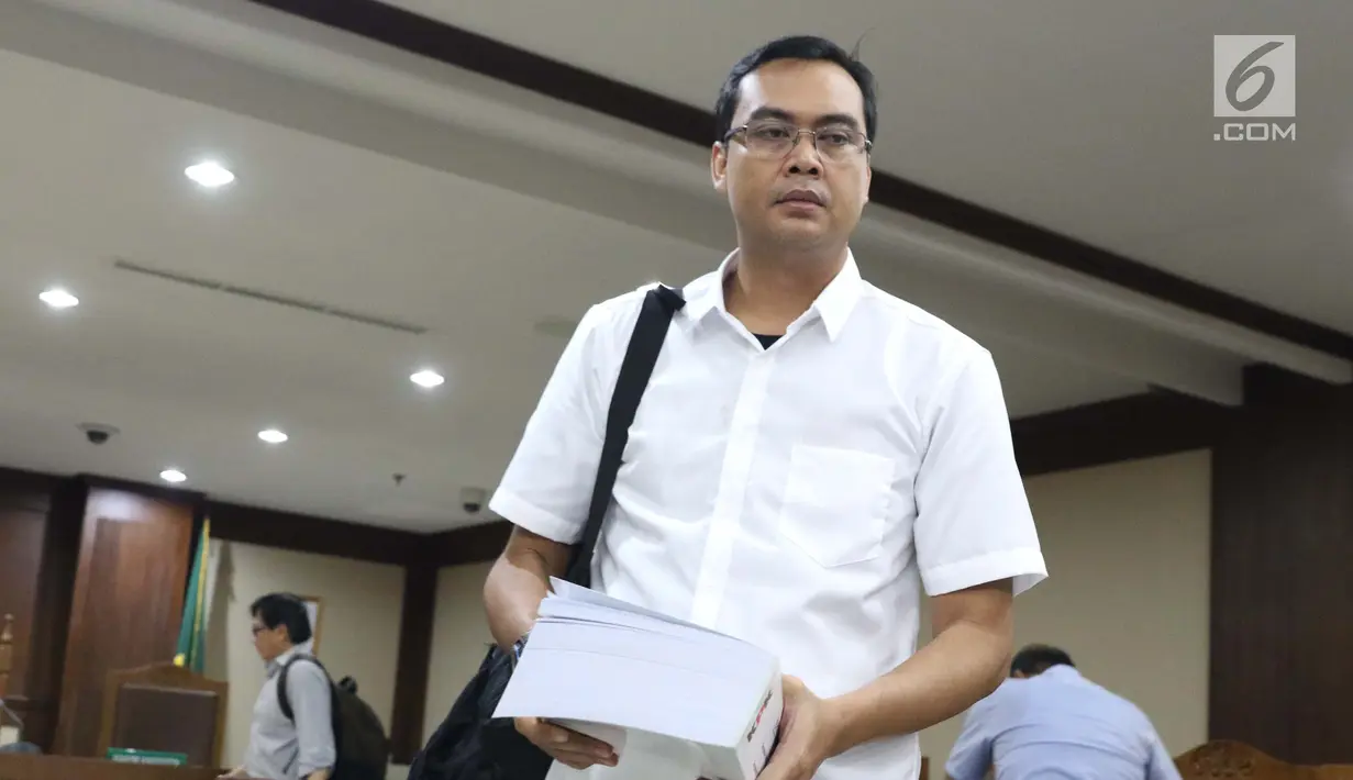 Terdakwa dugaan suap anggota DPRD Kalteng, Teguh Dudy Syamsuri Zaldy usai sidang tuntutan di Pengadilan Tipikor, Jakarta, (27/2). Teguh Dudy dituntut 2 tahun 6 bulan penjara, denda Rp100 juta subsider tiga bulan kurungan. (Liputan6.com/Helmi Fithriansyah)