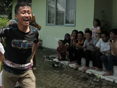 Banyak cara dilakukan masyarakat untuk memperingati 71 tahun negeri ini bebas dari penjajahan. Semua bergembira, meneriakkan kata "merdeka!", tak kecuali bagi para penyandang tunanetra. (Liputan6.com/Yoppy Renato)