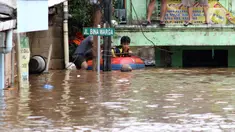 Warga menggunakan perahu karet berusaha keluar dari salah satu gang di Kawasan Rawajati yang tergenang banjir, Jakarta, Rabu Rabu (1/1/2020). Hujan yang mengguyur Jakarta sejak Selasa sore (31/12/2019) mengakibatkan banjir di sejumlah titik di Jakarta. (Liputan6.com/Helmi Fithriansyah)