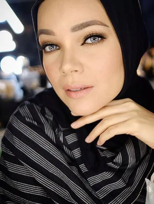 "Ramadan itu menyadarkan kita dari banyak hal, termasuk kita suatu saat akan meninggal mau bawa amalan-amalan seperti apa," ujar Dewi ketika ditemui di bilangan Senayan, Jakarta Pusat, Rabu (9/5). (Instagram/dewisandra)