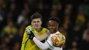 Pemain Norwich City Sam Byram (kiri) berebut bola dengan pemain Manchester City Raheem Sterling (kanan) pada pertandingan sepak bola Liga Inggris di Stadion Carrow Road, Norwich, Inggris, 12 Februari 2022. Manchester City menang 4-0. (Adrian DENNIS/AFP)