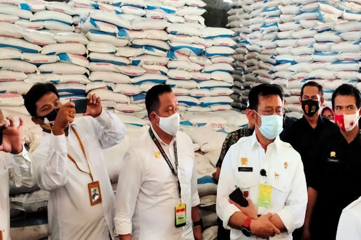 Cerita Mentan Tinjau Kesiapan Pupuk Subsidi Untuk Petani