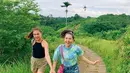 Saat jalan bersama, bintang film Temen Kondangan dan Sabrina memilih mode baju yang sama, yaitu celana pendek yang dipadu atasan kasual. (Foto: Instagram/@sabjensen)