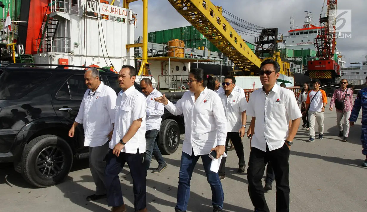 Deputi Bidang Pertambangan dan Industri Strategis Kementerian BUMN Fajar Harry Sampurno  meninjau kesiapan logistik program semen terjangkau di pelabuhan Puncak Jaya dan Wamena (12/08) (Liputan6.com/Pool)