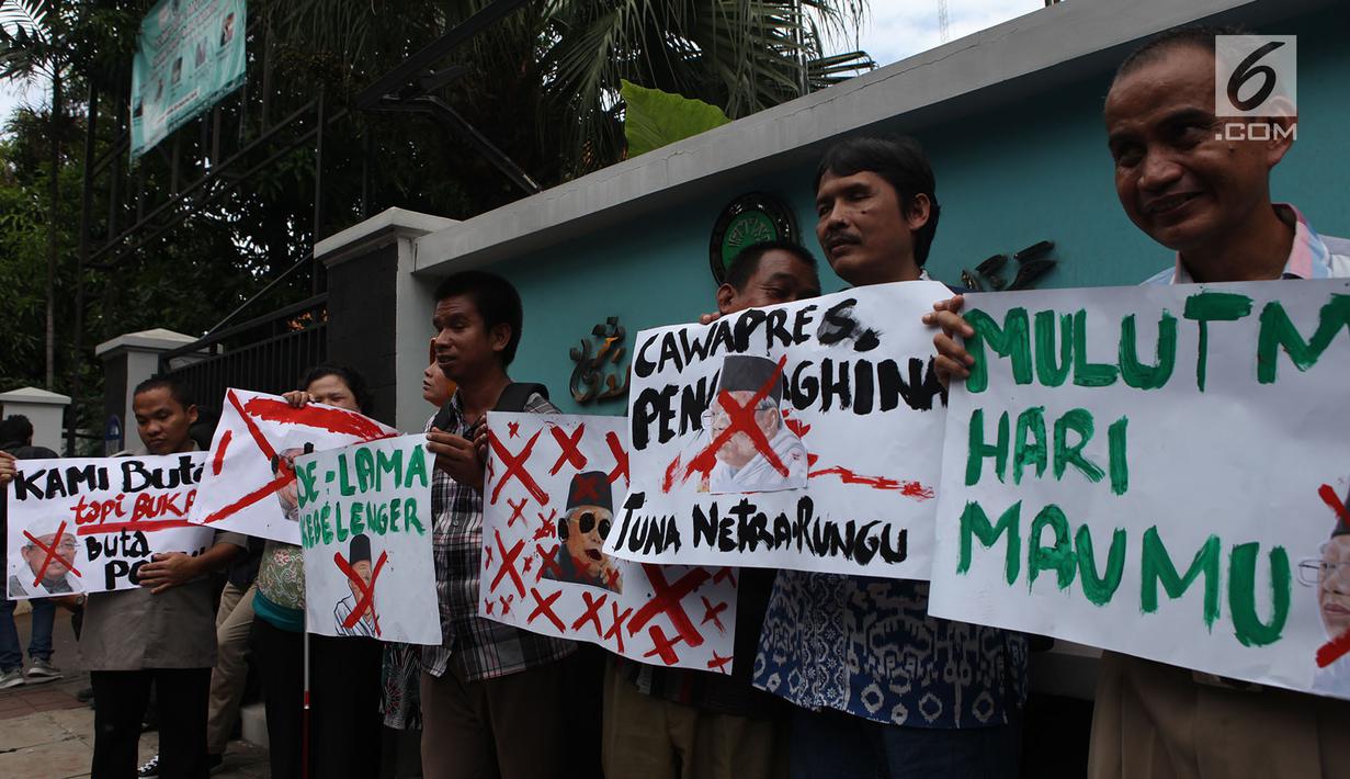 Massa penyandang disabilitas saat menggelar aksi di kantaro MUI, Jakarta, Rabu (14/11). Aksi mereka untuk menyikapi pernyataan cawapres nomor urut 01, Ma’ruf Amin yang mengatkan “budek dan buta” beberapa waktu lalu. (Merdeka.com/Imam Buhori)