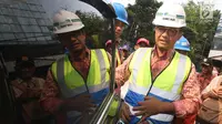 Gubernur DKI Jakarta Anies Rasyid Baswedan usai meninjau proyek MRT di Jakarta, Jumat (20/10). Pembangunan MRT fase 1 (Lebak Bulus-Bundaran HI) per September 2017 telah mencapai 80,5 persen. (Liputan6.com/Immanuel Antonius)