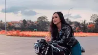 Gaya keren Aura Kasih saat naik vespa hingga moge, hobi naik motor. (Sumber: Instagram/@aurakasih)