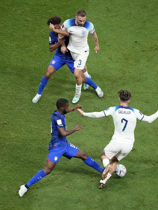 Gelandang Inggris, Jack Grealish (kanan) berusaha melewati pemain Amerika Serikat, Shaq Moore selama pertandingan grup B Piala Dunia 2022 Qatar di Stadion Al Bayt di Al Khor, Qatar, Sabtu (16/11/2022). Hasil ini bikin Inggris memimpin Grup B dengan empat angka. Sementara, Amerika Serikat di posisi ketiga dengan dua poin tertinggal satu angka dari Iran di posisi kedua. (AP Foto/Ebrahim Noroozi)