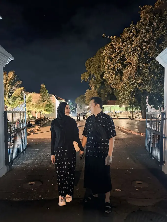 Serba Hitam, Gaya Casual Etnik Zaskia Adya Mecca Ikut Tradisi Mubeng Beteng di Yogyakarta