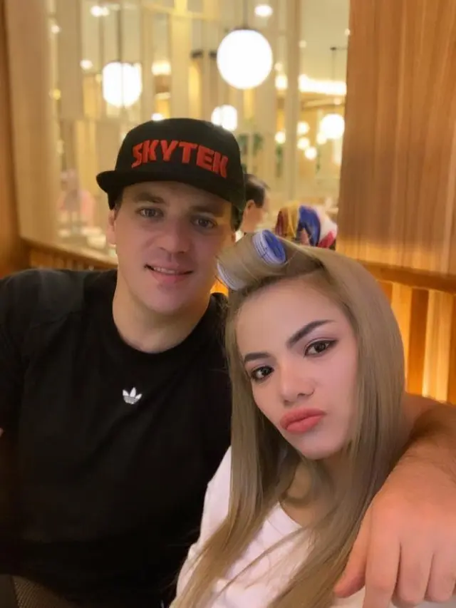 6 Potret Kemesraan Dinar Candy dengan Pacar Bulenya, DJ Zac Skytek